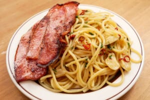 鳥羽周作シェフが作る「ベーコンとアーリオ・オーリオ」が激ウマ　犯罪レベルのわんぱくパスタ