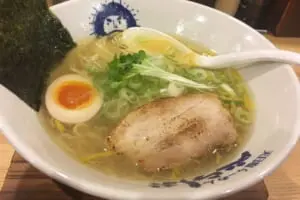 クルーズ旅行中に、飲酒をめぐって父親と息子が大ゲンカ